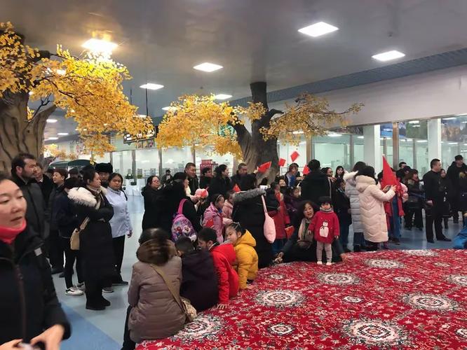 了解完馕文化,我们又来到现代化的馕工厂参观打馕师傅们现场现代化制